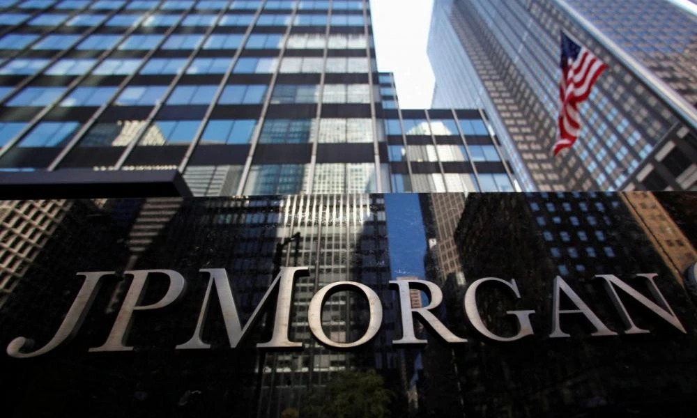 JP Morgan: Αγοράστε ελληνικά ομόλογα με αφορμή την αναβάθμιση από τη Fitch